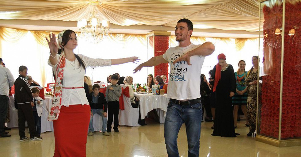 Khách mời nhảy múa trong một đám cưới ở&nbsp;thành phố&nbsp;Grozny. (Ảnh: Sputnik)