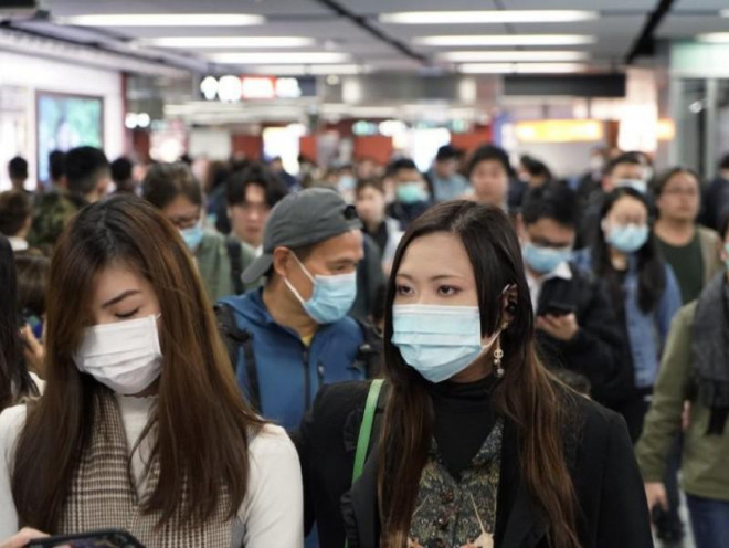 Người dân Hong Kong đeo khẩu trang để phòng dịch COVID-19 khi đi tàu điện ngầm. Ảnh: AP