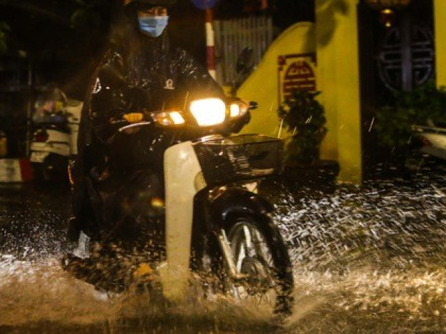 Tin tức trong ngày - Người Hà Nội bì bõm trong cơn mưa "vàng" giải nhiệt