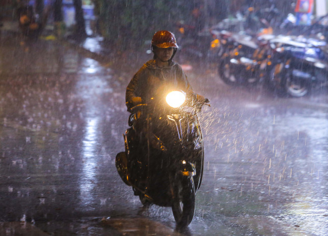 Người Hà Nội bì bõm trong cơn mưa &#34;vàng&#34; giải nhiệt - 1