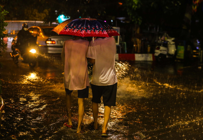 Người Hà Nội bì bõm trong cơn mưa &#34;vàng&#34; giải nhiệt - 6