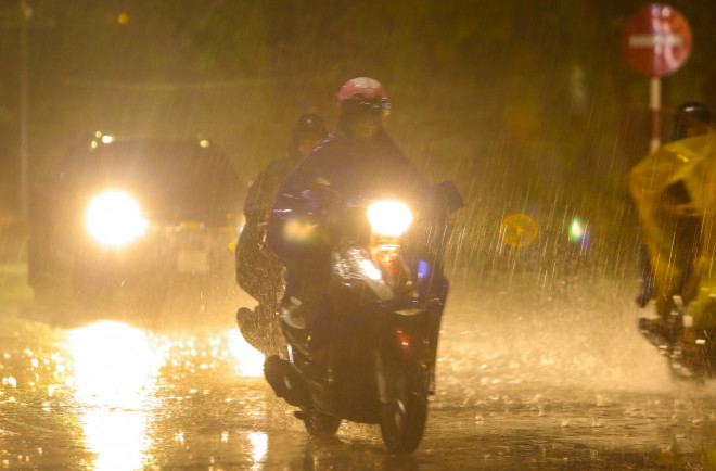 Người Hà Nội bì bõm trong cơn mưa &#34;vàng&#34; giải nhiệt - 7
