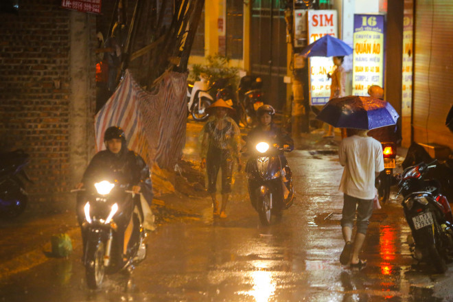 Người Hà Nội bì bõm trong cơn mưa &#34;vàng&#34; giải nhiệt - 8