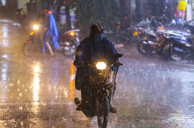 Người Hà Nội bì bõm trong cơn mưa &#34;vàng&#34; giải nhiệt - 9