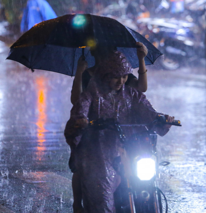 Người Hà Nội bì bõm trong cơn mưa &#34;vàng&#34; giải nhiệt - 10