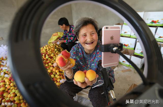 Cụ là Cui Shuxia ở Thiểm Tây, Trung Quốc. Cụ Cui bán các quả mơ online cho khách hàng gần xa khắp nơi.
