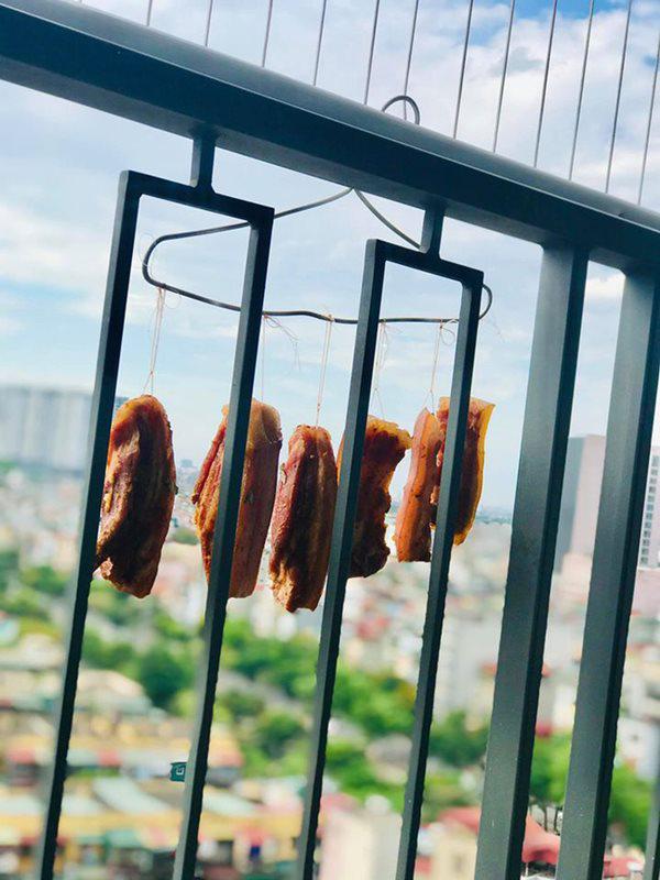 Món thịt khô thành phẩm có phần mỡ trong vắt, phần nạc màu hồng đào trông rất ngon.