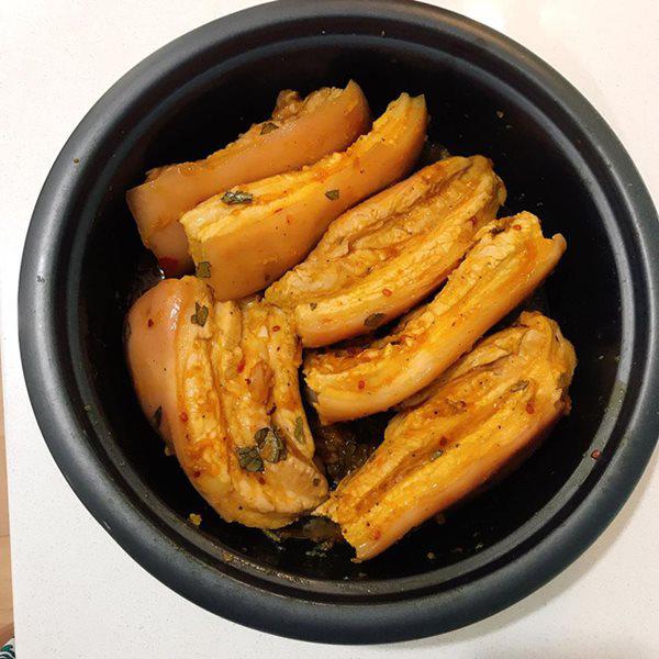 Buộc dây miếng thịt, treo lên trên một chiếc móc để phơi khoảng 3 ngày dưới nắng to, đêm cũng để nguyên.