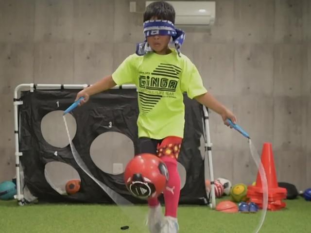 Media - "Tiểu Messi" 9 tuổi gây sốt khi vừa bịt mắt vừa nhảy dây, tâng bóng