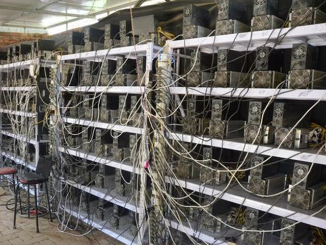 Media - "Đột kích" hầm khai thác tiền ảo ngụy trang trên những ngôi mộ giả