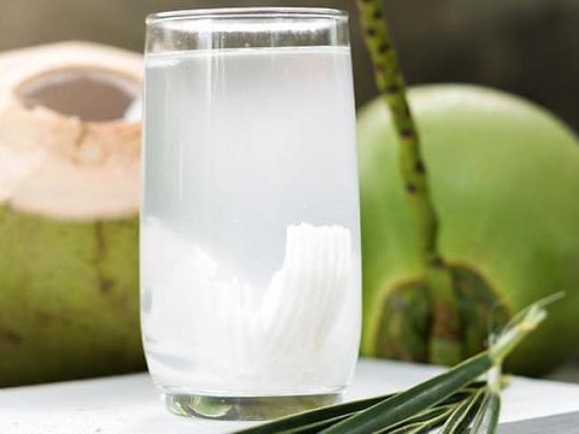 Thị trường - Tiêu dùng - Nước dừa có giá 20.000 đồng/lít, ngày bán 500 chai: Nguồn gốc ở đâu?