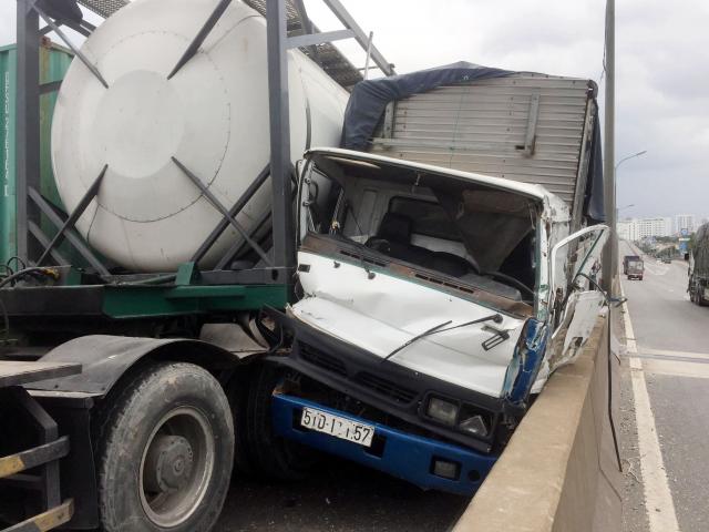 Tin tức trong ngày - 3 vụ tai nạn liên tiếp trên cầu “chết chóc” ở Sài Gòn, ngàn phương tiện “chôn chân”