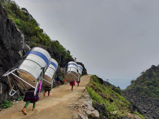 Tin tức trong ngày - Chuyện xúc động phía sau hình ảnh 4 phụ nữ cõng bồn nước inox leo núi