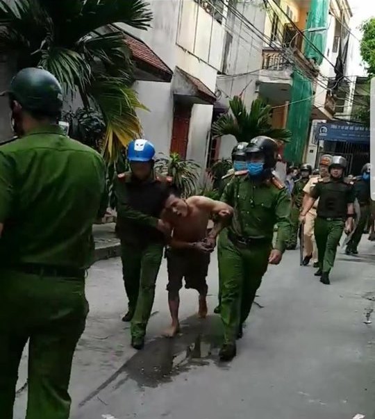 Lực lượng chức năng khống chế, bắt giữ Tăng Bá Hưng.