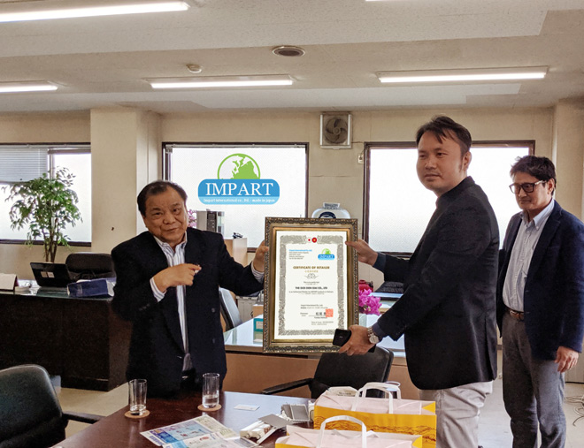 Ông Lê Thành Nhân, Tổng Giám Đốc TGĐG (bên phải) nhận chứng nhận ủy quyền bán lẻ máy lọc nước ion kiềm Impart từ ông Yutaka Matsuo, Chủ tịch Tập đoàn Impart International (bên trái)