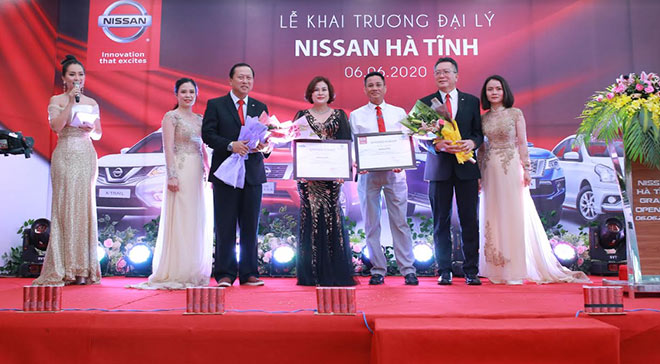 Ban giám đốc của Nissan Việt Nam và TCIE Việt Nam chụp ảnh tại Lễ khai trương đại lý Nissan Hà Tĩnh
