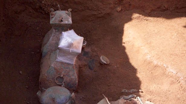 Một trong 2 bình đồng quý giá được phát hiện trong cổ mộ 2.000 năm tuổi chứa chất lỏng kỳ lạ (ảnh: Daily Star)