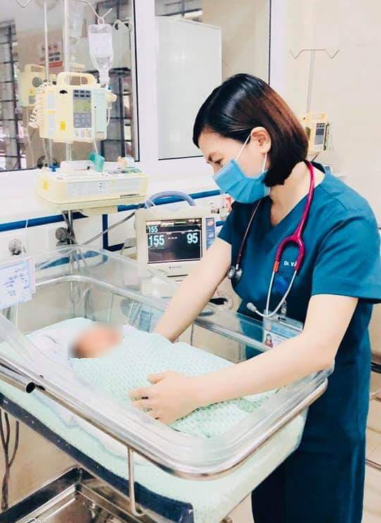 Bé sơ sinh bị bỏ rơi đang điều trị tại Bệnh viện Xanh Pôn. (Ảnh: BVCC)