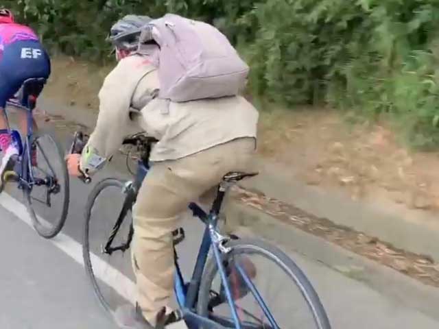 Lão nông dùng xe đạp cà tàng đua với&nbsp;Rigoberto Uran