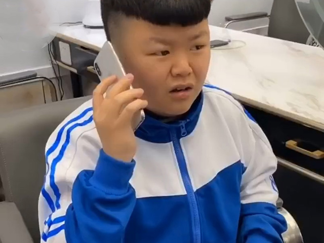 Video Clip Cười - Cậu con trai "quay cuồng" khi có ông bố bá đạo nhất hệ mặt trời