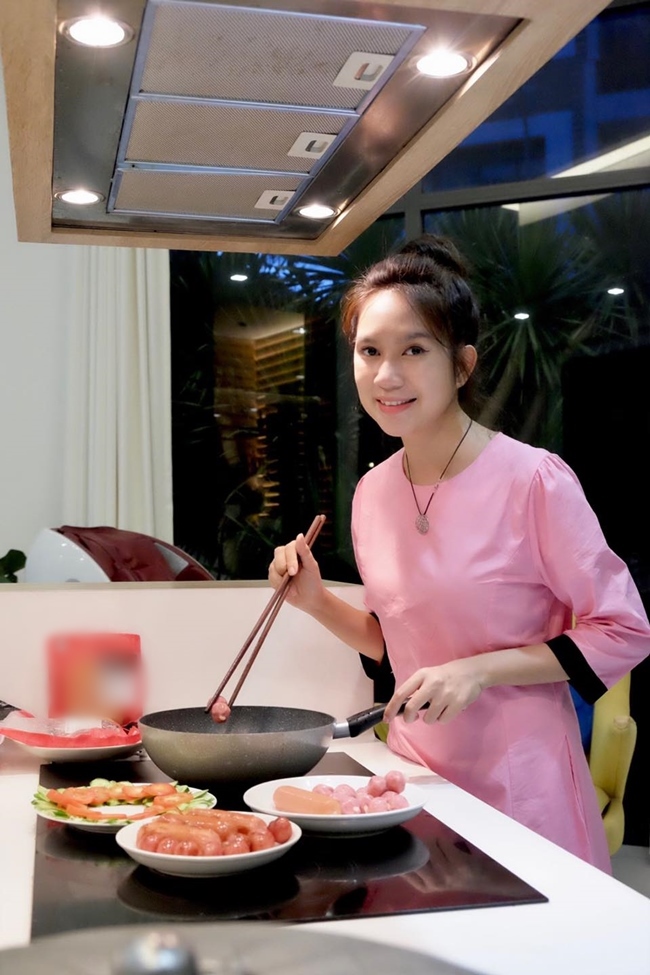 Không chỉ giỏi giang, ở nhà Minh Hà còn rất khéo tay trong công việc nội trợ, vun vén nhà cửa.
