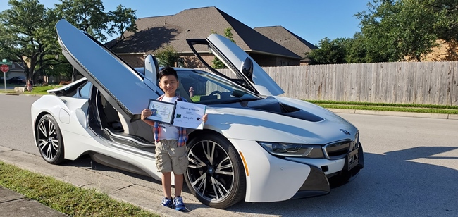 Nam ca sĩ đưa con trai thứ hai đến trường trong ngày bé tốt nghiệp mẫu giáo tại bang Texas (Mỹ) trên chiếc BMW i8 trị giá 160.000 USD (khoảng 3,7 tỷ đồng) anh mua cuối năm 2018 khi đưa cả nhà sang Mỹ.
