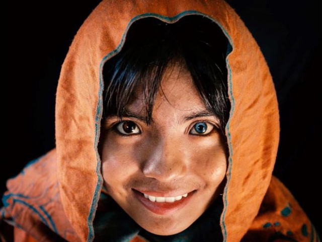 Bạn trẻ - Cuộc sống - Kỳ lạ thiếu nữ có 2 màu mắt nhưng học lực mới là điều khiến mọi người ngỡ ngàng