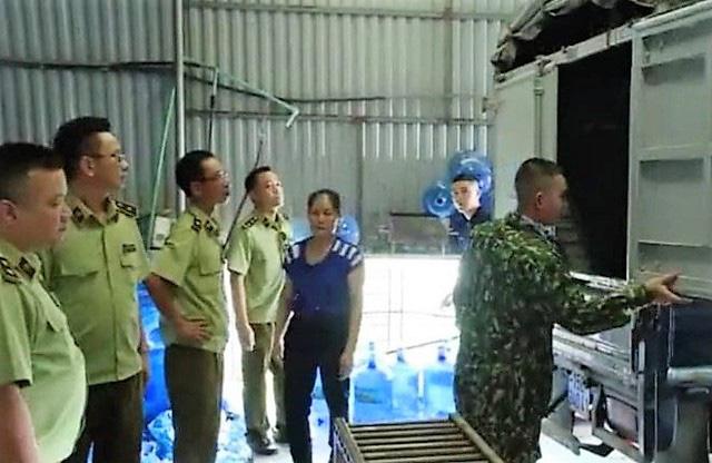 Lực lượng chức năng tiến hành kiểm tra đột xuất cơ sở Phúc Hà