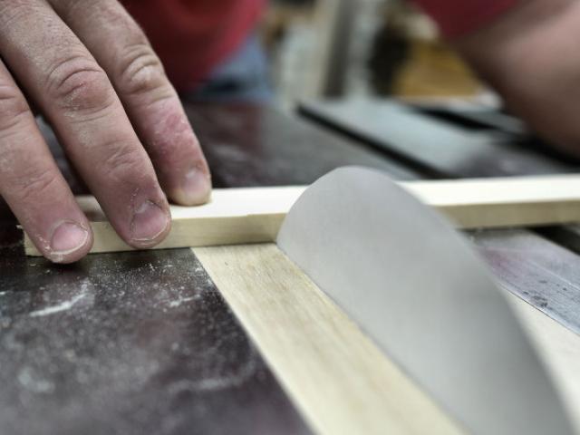 Media - Khó tin: Lưỡi cưa bằng giấy cắt "ngọt" miếng gỗ