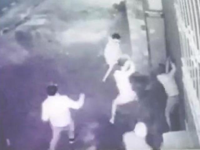 Pháp luật - Kinh hoàng nhóm côn đồ đánh người bất tỉnh tại chỗ