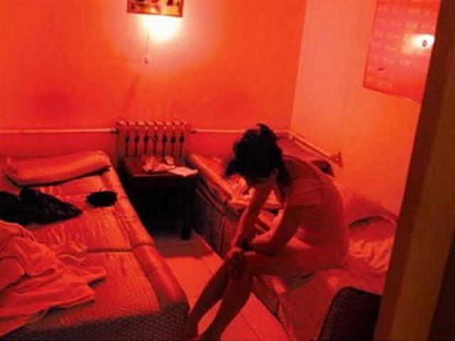 Pháp luật - Phá đường dây mua bán các cô gái trẻ làm nhân viên quán karaoke