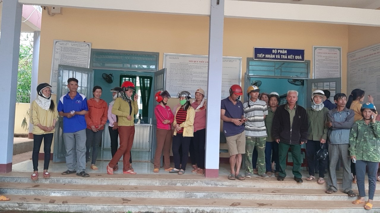 Người dân tập trung làm đơn gửi lên cơ quan chức năng.