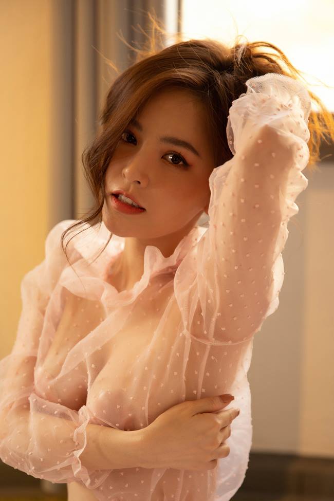 Phi Huyền Trang mặc nội y xuyên thấu, đẹp chuẩn &#34;thánh nữ Mì gõ số 1 Việt Nam&#34; - 3