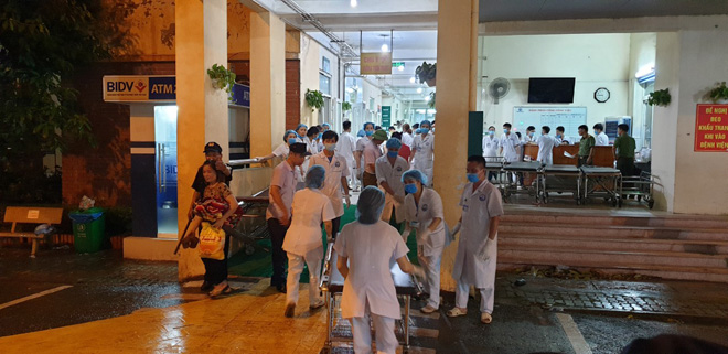 Các bác sĩ Bệnh viện Đa khoa tỉnh Vĩnh Phúc đang cấp cứu các nạn nhân.