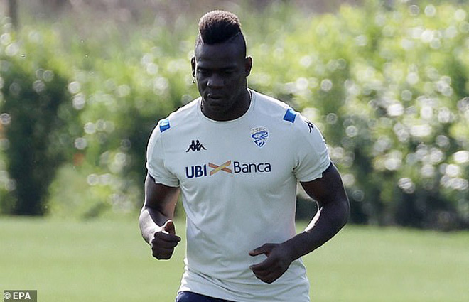 Balotelli được phép vào sân tập sau buổi kiểm tra y tế khẩn cấp