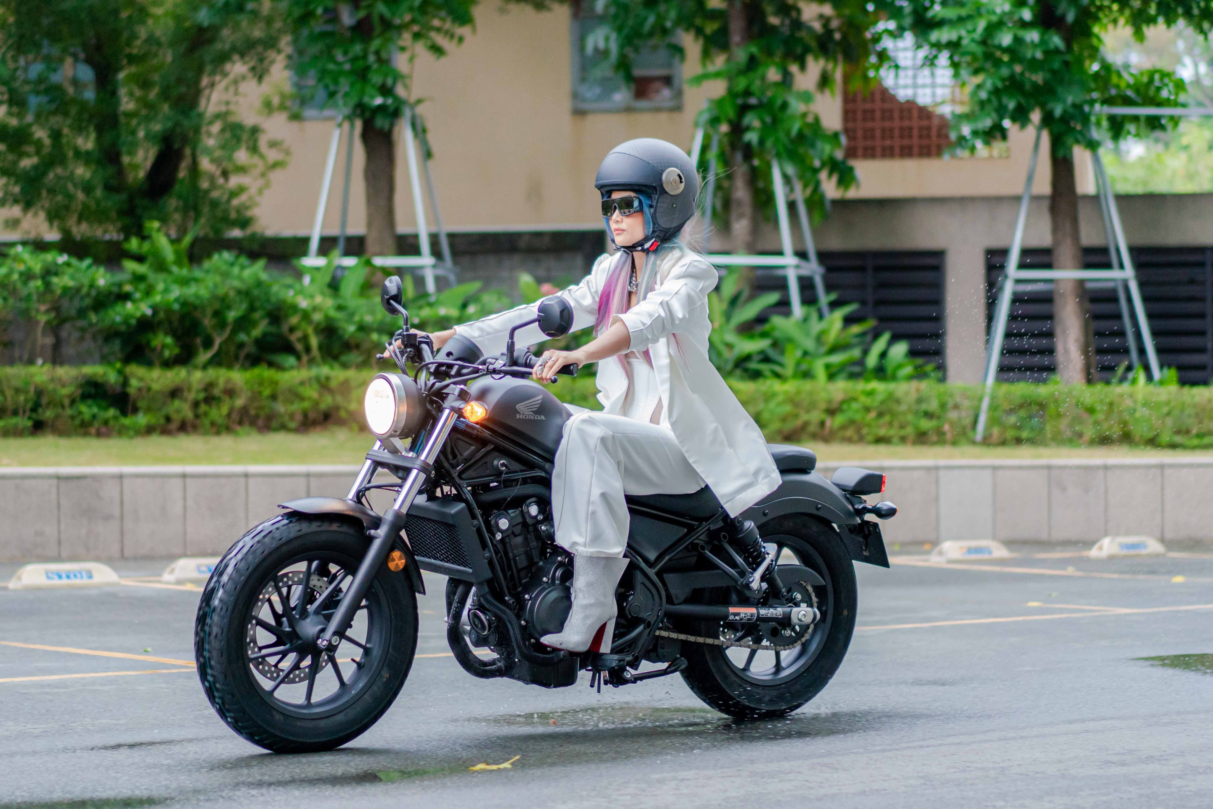 Hoa hậu H’Hen Niê &#34;nổi loạn&#34; mặc hở bạo, lái mô tô dự sự kiện gây choáng - 1