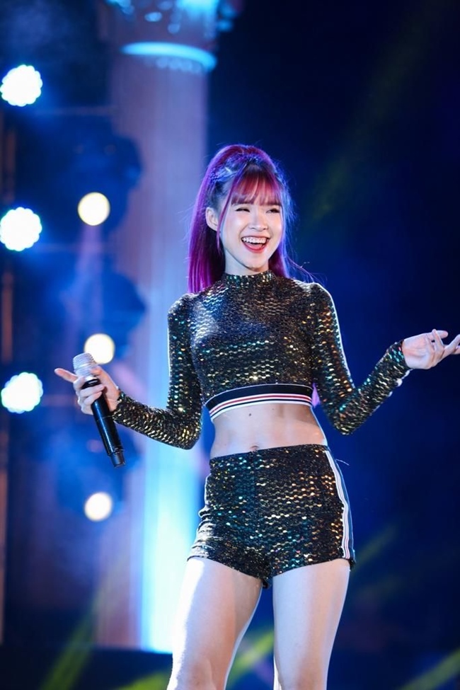 Đắt show đi diễn tỉnh, Khởi My từng nghẹn ngào bật khóc khi bị xem là ca sĩ hội chợ, thường hát ở sân khấu bình dân kiểu &#34;chuồng gà&#34;. &#34;Tuy nhiên tôi không quan tâm cách nhìn của người khác về mình. Bởi việc đi hát ở những sân khấu như vậy giúp tôi được đến gần hơn với nhiều đối tượng khán giả của mình&#34;, ca sĩ quê Đồng Nai tâm sự.
