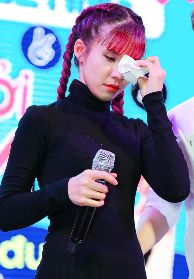 Khởi My là một trong những ca sĩ được yêu thích nhất hiện nay. Người đẹp Đồng Nai không giấu diếm quá khứ khổ cực của mình và mẹ. Thuở nhỏ, Khởi My được mẹ nuôi lớn bằng những bó củi nhặt nhặt và đem bán ở chợ với giá 5000 đồng. Sau biến cố gia đình, năm 2007 cô và mẹ lên Tp.HCM lập nghiệp. Đây cũng là giai đoạn khó khăn với Khởi My.
