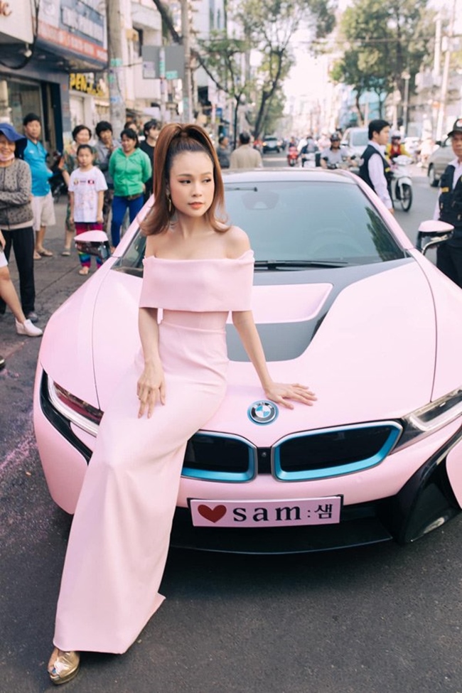 Sam còn sở hữu nhiều xế hộp đắt đỏ. Một trong số đó là chiếc xe thể thao BMW i8 màu hồng trị giá hơn 7 tỷ đồng.
