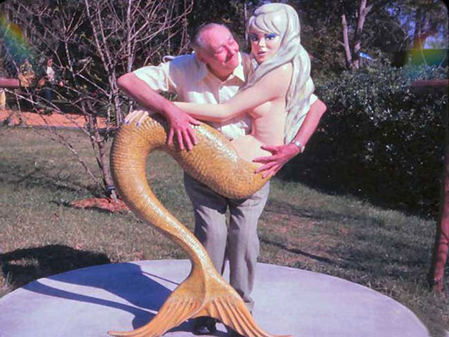 Tranh vui - Hài hước cảnh mọi người đua nhau "tự sướng" với tượng ở bên đường