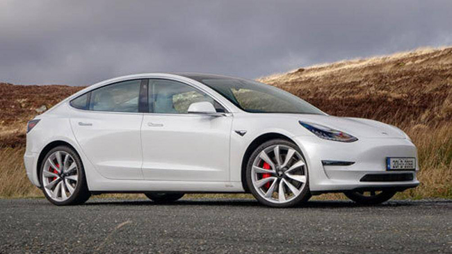 8. Tesla Model 3 Performance 2020 (giá khởi điểm: 56.990 USD, thời gian tăng tốc từ 0-96 km/h: 3,2 giây)
