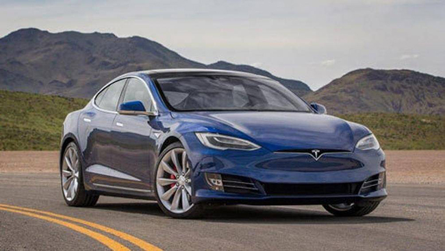 9. Tesla Model S Performance 2020 (giá khởi điểm: 99.990 USD, thời gian tăng tốc từ 0-96 km/h: 2,3 giây)

