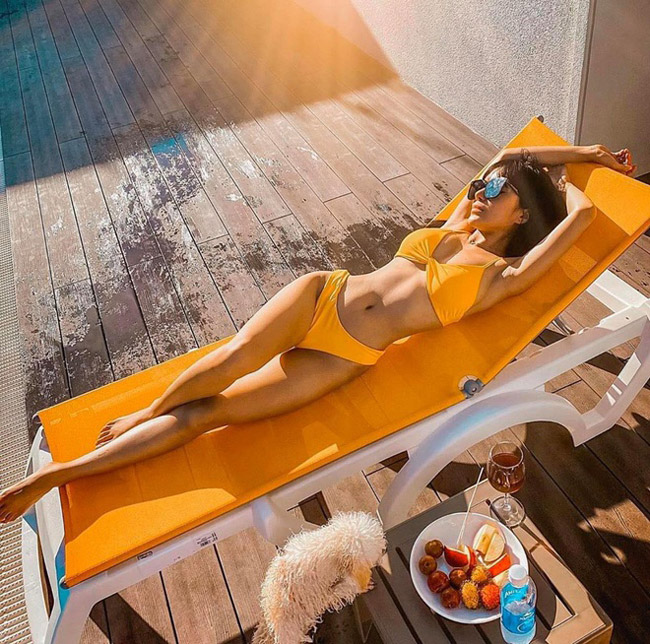 Trang Anna tạo nên một mùa hè nóng rực với bộ bikini màu vàng.

