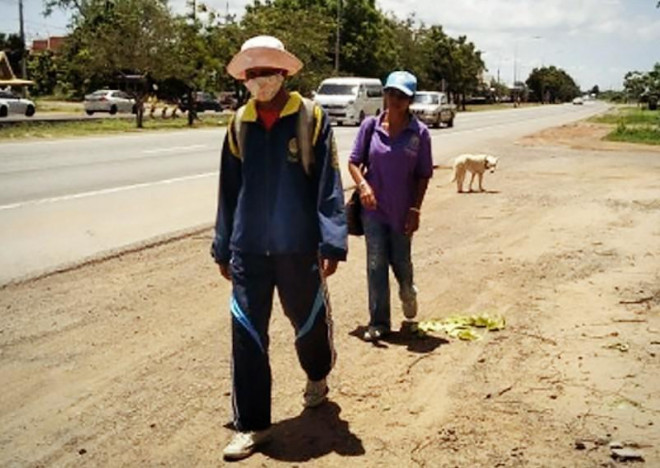 Thất nghiệp vì Covid-19, cặp vợ chồng đáng thương đi bộ 300km về quê thăm mẹ ốm - 1