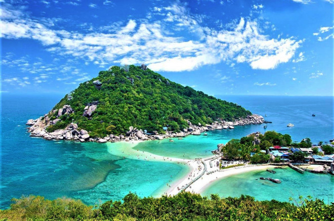 Chuỗi đảo Koh Nang Yuan ở Koh Tao, Thái Lan nối nhau bằng cát trắng dưới mực thủy triều.