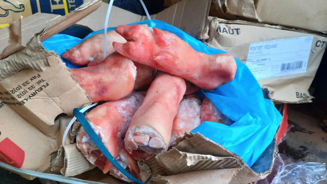 Số chân heo Pháp được lực lượng chức năng phát hiện bên trong thùng xe tải