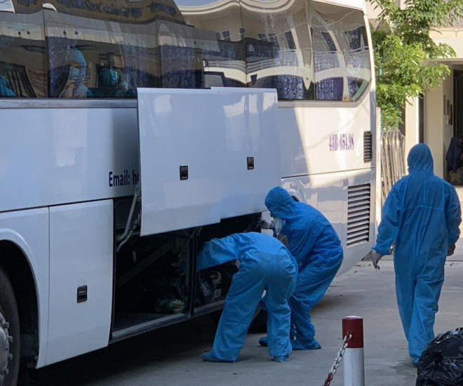 Ngay khi tàu tới ga, đoàn chuyên gia và 3 nhân viên phục vụ trực tiếp trên tàu đã được đưa đi cách ly 14 ngày