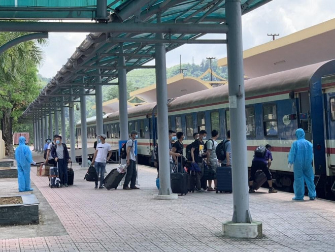 Đoàn khách được lập hành lang riêng, lên tàu tại ga Đồng Đăng