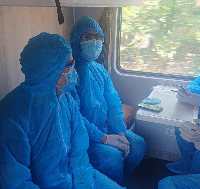 Chuyên gia Trung Quốc phải mặc bảo hộ y tế trước khi xuống tàu tại ga Quảng Ngãi