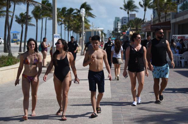 Người dân đi bộ trên bãi biển ở bang Florida. Ảnh: Shutterstock